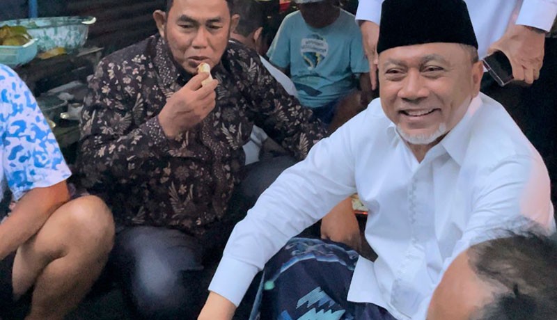 Sambil Kunker, Zulhas Ngopi Santai Pakai Sarung di Pasar Ponorogo - Bagian 4