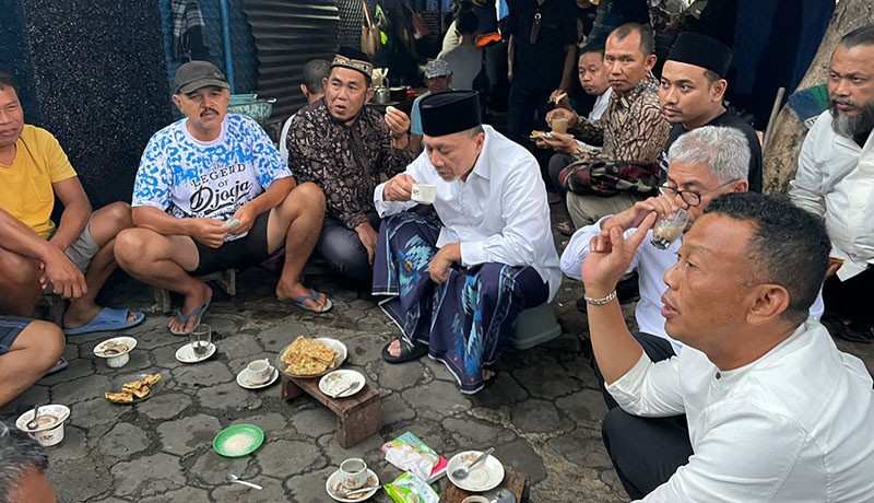 Sambil Kunker, Zulhas Ngopi Santai Pakai Sarung di Pasar Ponorogo - Bagian 2