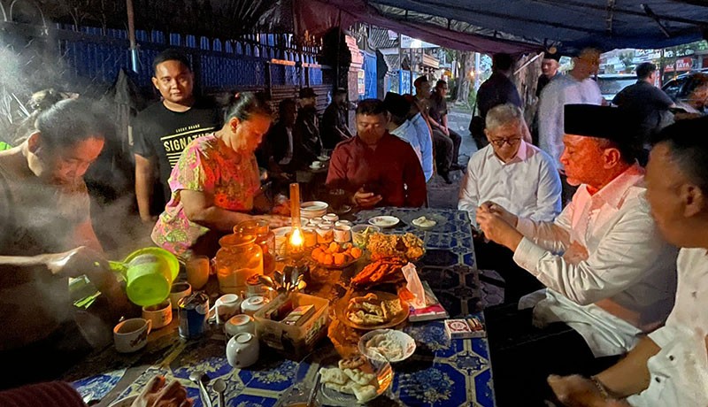 Sambil Kunker, Zulhas Ngopi Santai Pakai Sarung di Pasar Ponorogo - Bagian 3