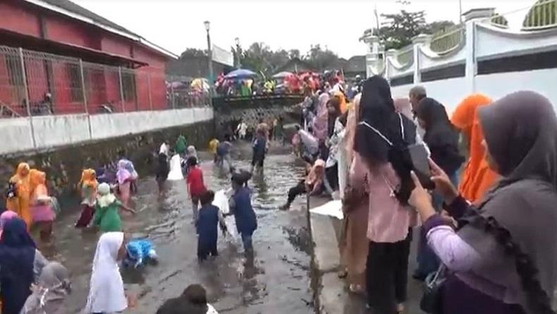 Ratusan Anak di Boyolali Gembira Ikut Kegiatan Bersih Sungai dari Sampah