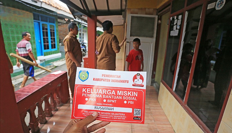 Ribuan Rumah Warga Penerima Bansos Dipasang Stiker Keluarga Miskin - Bagian 1