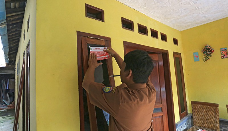 Ribuan Rumah Warga Penerima Bansos Dipasang Stiker Keluarga Miskin - Bagian 2
