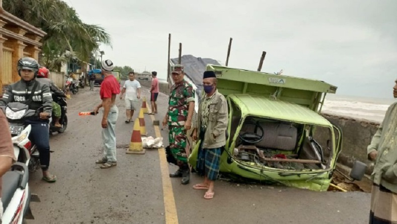 Jalur di Pantai Utara Pamekasan Amblas akibat Abrasi, 1 Truk Terperosok