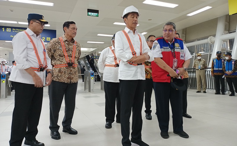 Presiden Jokowi Naik LRT ke TMII: Sangat Cepat Sekali