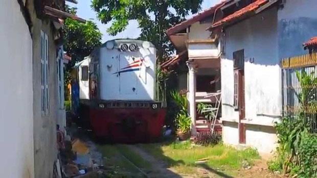 title  Bagai Tukang Jualan, di Jogja Masih Ada Kereta yang Lewat Depan Rumah Warga   Bagai Tukang Jualan, di Jogja Masih Ada Kereta yang Lewat Depan Rumah Warga