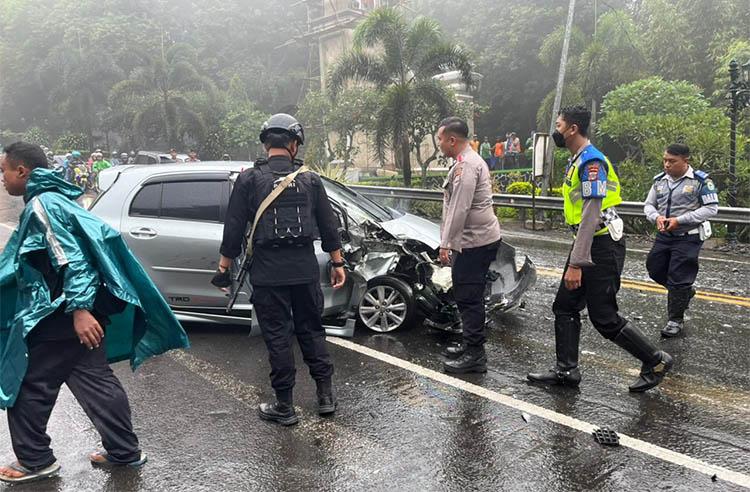 Adu Banteng Sedan Vs Truk Boks di Depan Pos Pam Nataru Gunungkidul, 2 Pengemudi Terluka
