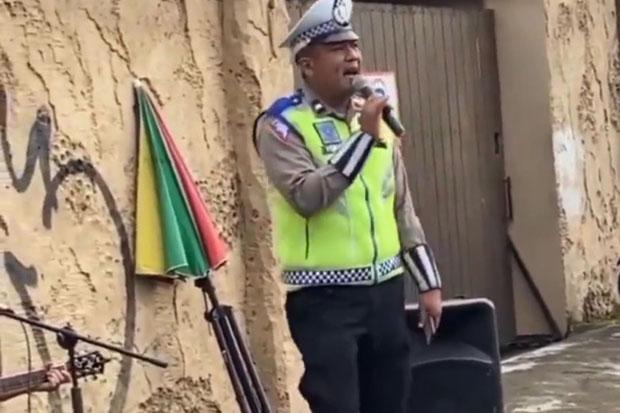 Viral Bertugas Sembari Bernyanyi Diiringi Pengamen Jalanan, Polisi Ini Banjir Pujian 