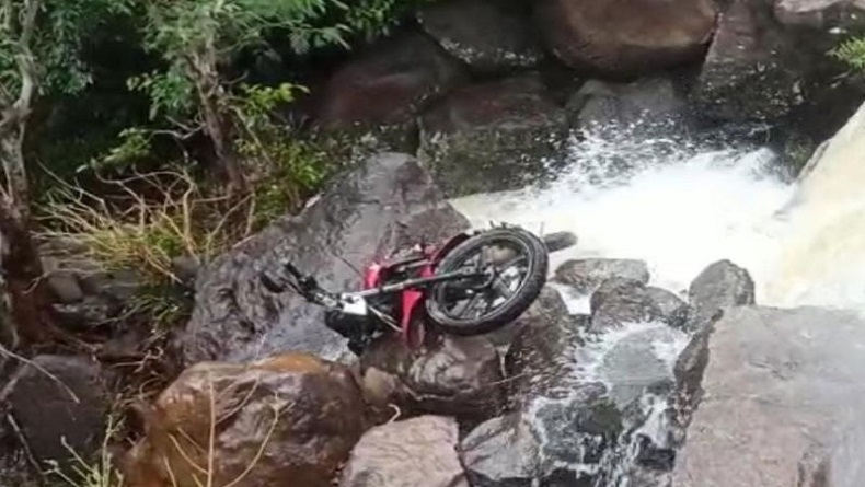 title Warga Manggarai Barat Hilang saat Hujan Lebat, Motor Tersangkut Bebatuan Sungai Warga Manggarai Barat Hilang saat Hujan Lebat, Motor Tersangkut Bebatuan Sungai