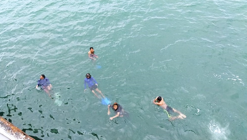 Aksi Ngeri Anak Logam di Pelabuhan Ketapang, Lompat ke Laut Tanpa Alat Bantu Demi Recehan