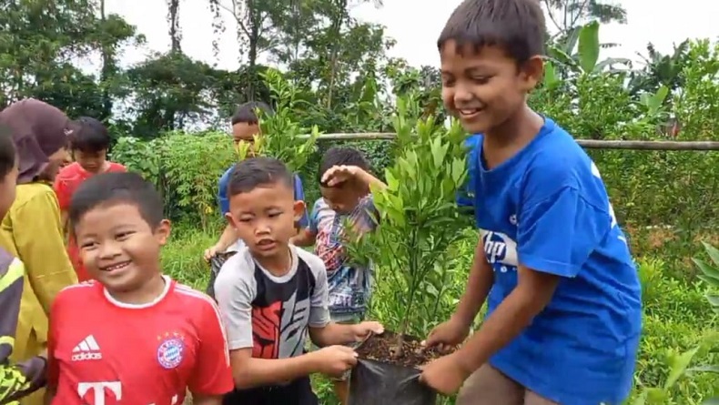 Anak-Anak Isi Liburan sambil Tambah Ilmu di Sentra Bibit Pohon Majalengka