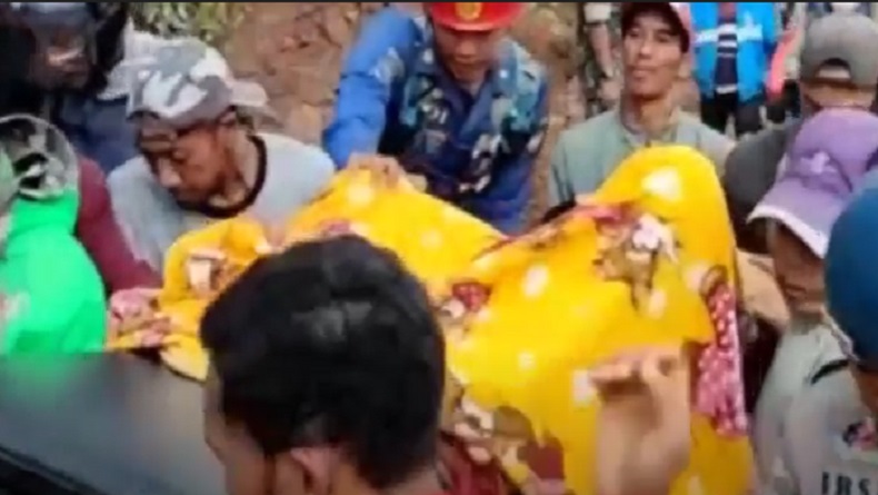 Jalan Tertutup Longsor, Ibu Hamil hendak Melahirkan Ditandu, Evakuasi sempat Susuri Sungai