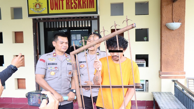 title Keterlaluan, Pria Ini Curi Gerbang Area Permakaman untuk Judi hingga Nyabu Keterlaluan, Pria Ini Curi Gerbang Area Permakaman untuk Judi hingga Nyabu