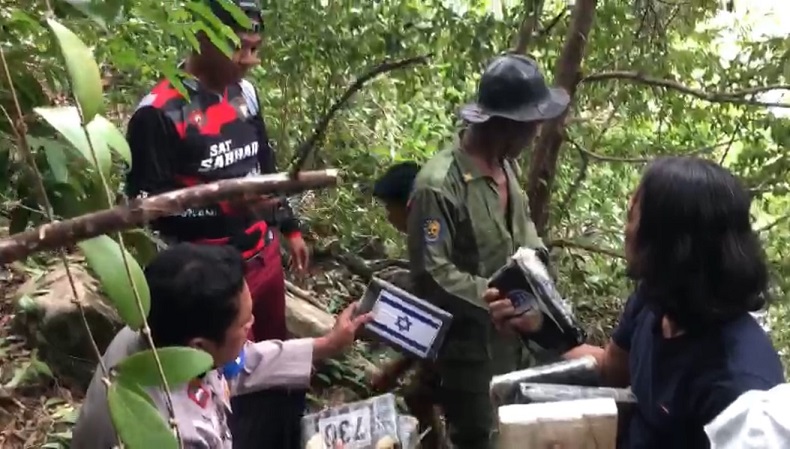title Geger, Kokain Terbungkus Plastik Berbendera Israel Ditemukan dalam Hutan Kepulauan Anambas Geger, Kokain Terbungkus Plastik Berbendera Israel Ditemukan dalam Hutan Kepulauan Anambas