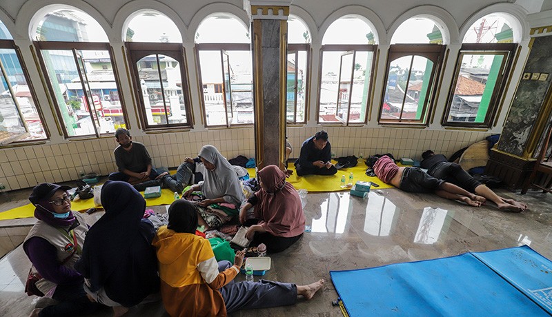 Korban Kebakaran Permukiman Padat Mampang Prapatan Mengungsi di Masjid - Bagian 2