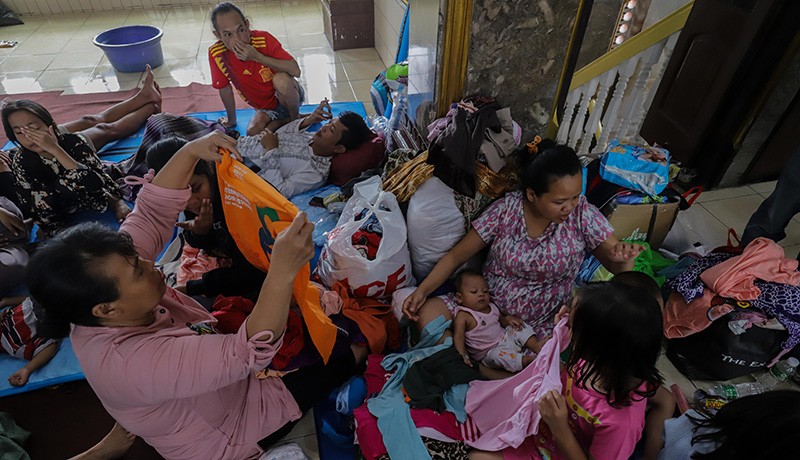 Korban Kebakaran Permukiman Padat Mampang Prapatan Mengungsi di Masjid - Bagian 4