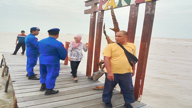 Gelombang Tinggi, Pengunjung Pantai di Demak Dilarang Melewati Batas Aman