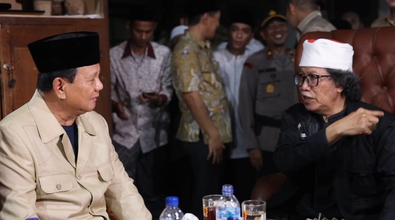 title Hadir di Sinau Bareng Mbah Nun, Prabowo Beri Kopiah hingga Safarinya ke Pedagang Asongan Hadir di Sinau Bareng Mbah Nun, Prabowo Beri Kopiah hingga Safarinya ke Pedagang Asongan
