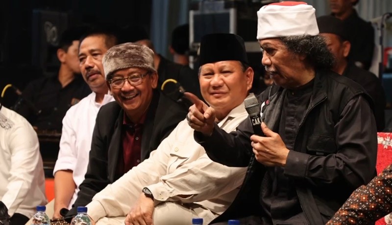 Momen Prabowo Berikan Jam Tangan hingga Baju Safarinya untuk Pedagang Asongan - Bagian 3