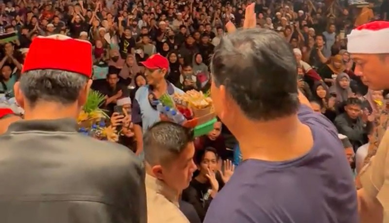 Momen Prabowo Berikan Jam Tangan hingga Baju Safarinya untuk Pedagang Asongan - Bagian 2