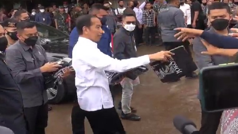 Kaus yang Dibagikan Jokowi di Pasar Subang Jadi Rebutan, Pedagang: Seneng Banget