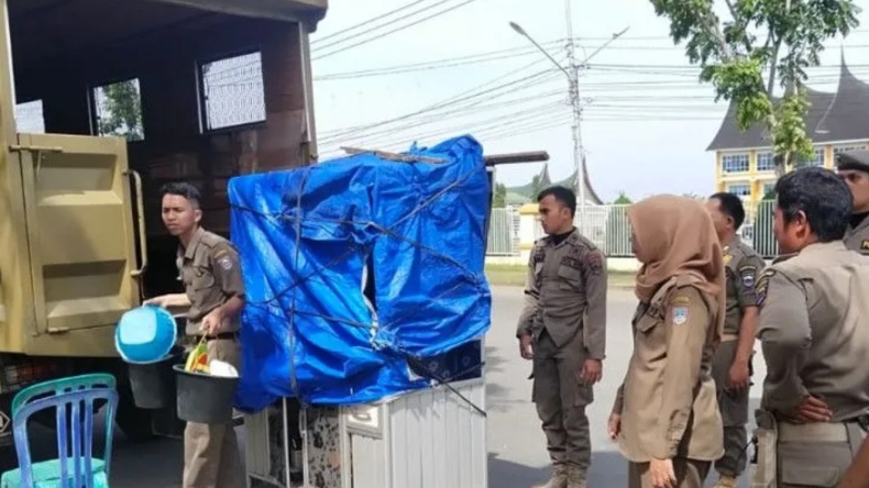 Tertibkan Lapak, Satpol PP Pasaman Barat Borong Dagangan PKL