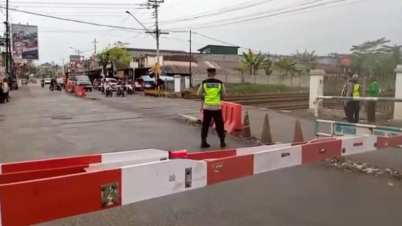 Terobos Palang Perlintasan, Pengendara Motor Tertabrak KA di Cilacap