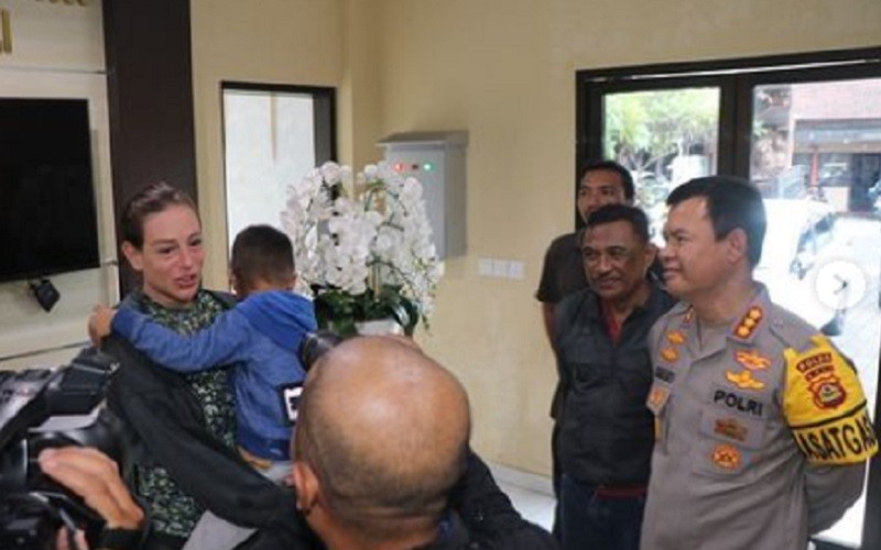 title Wisatawan Inggris di Bali Panik Ditinggal Sopir Taksi Online, Anak Tertidur dalam Mobil Wisatawan Inggris di Bali Panik Ditinggal Sopir Taksi Online, Anak Tertidur dalam Mobil