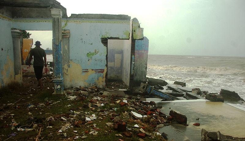 Sisa-Sisa Tembok Rumah yang Hancur akibat Abrasi Pantai Utara - Bagian 2
