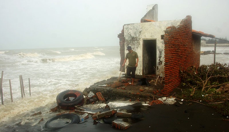 Sisa-Sisa Tembok Rumah yang Hancur akibat Abrasi Pantai Utara - Bagian 1