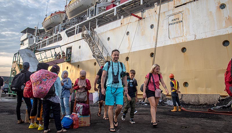 Ekspresi Wisatawan Tiba dengan Selamat di Semarang usai Dievakuasi dari Karimunjawa - Bagian 3