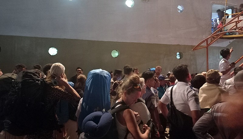 Foto-Foto Wisatawan Terjebak 3 Hari di Karimunjawa Akhirnya Dievakuasi - Bagian 3