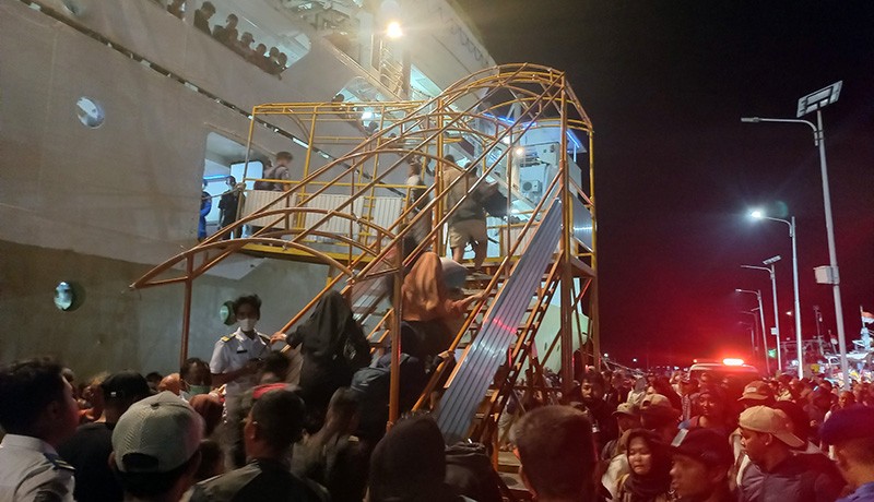 Foto-Foto Wisatawan Terjebak 3 Hari di Karimunjawa Akhirnya Dievakuasi - Bagian 2