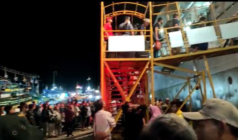 Ratusan Wisatawan Terjebak di Karimunjawa yang Dievakuasi ke Semarang Tiba di Tanjung Emas