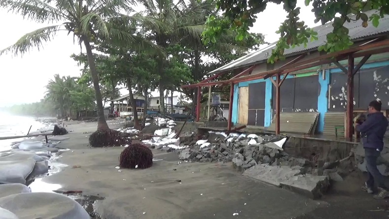Gelombang Tinggi Terjang Pantai Cipatuguran Sukabumi, 4 Rumah dan 1 Kafe Rusak
