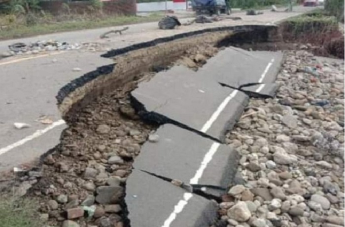title Diterjang Gelombang Pasang, Jalan di Majene Rusak Diterjang Gelombang Pasang, Jalan di Majene Rusak