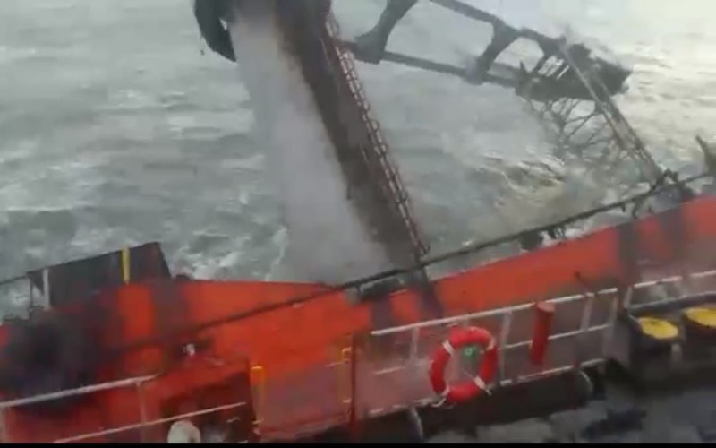 Kapal Tenggelam di Banyuasin Belum Dievakuasi karena Cuaca Buruk