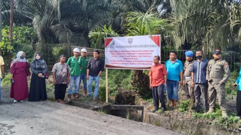 Diduga Cemari Air Sungai, Pembuangan Limbah Pabrik Sawit Disegel Pemkab Pasaman Barat 