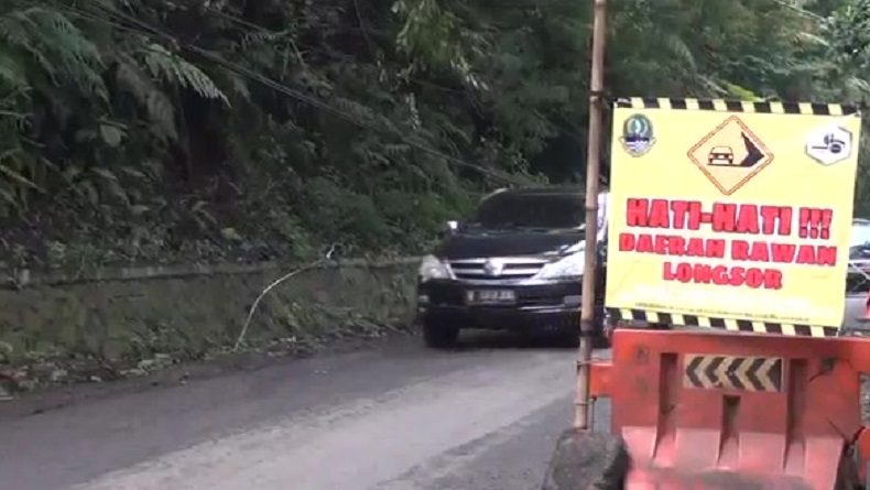 Tebing Retak di Jalur Wisata Lembang KBB, Kendaraan Besar Dilarang Melintas