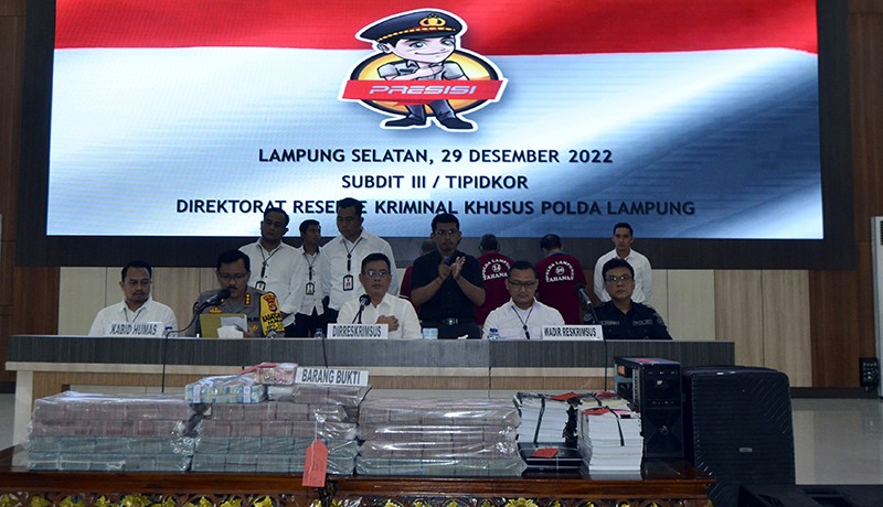 Tumpukan Uang Rp10 Miliar Barbuk Dugaan Korupsi Proyek Jalanan di Lampung - Bagian 2