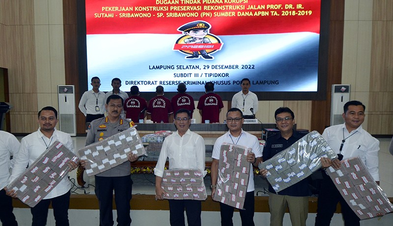Tumpukan Uang Rp10 Miliar Barbuk Dugaan Korupsi Proyek Jalanan di Lampung - Bagian 1