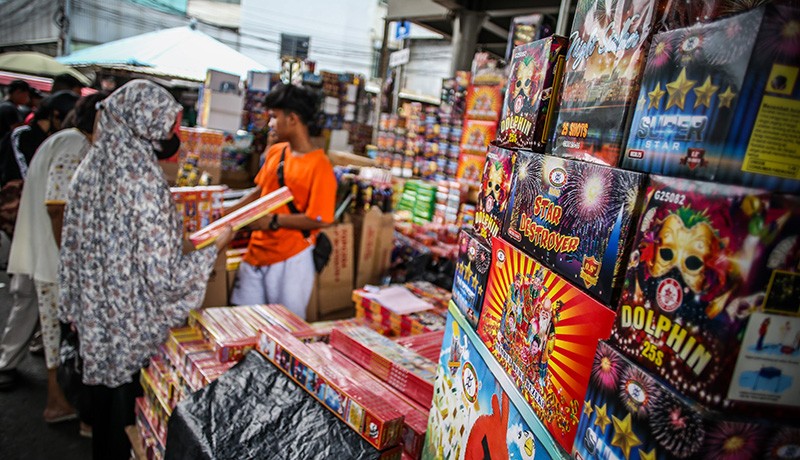 Pedagang Kembang Api Diserbu Pembeli Jelang Perayaan Tahun Baru 2023 - Bagian 2