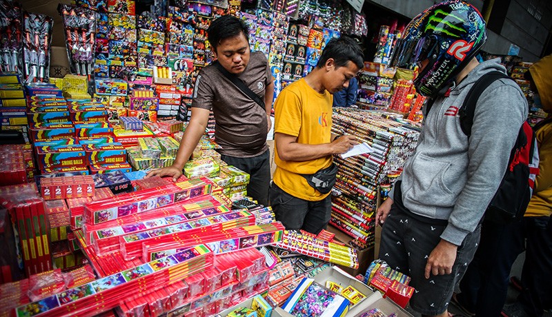 Pedagang Kembang Api Diserbu Pembeli Jelang Perayaan Tahun Baru 2023 - Bagian 1