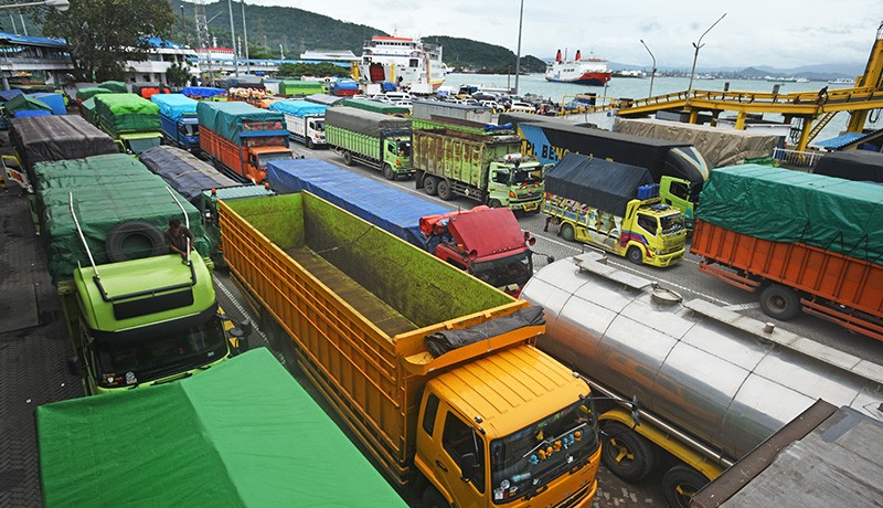 Cuaca Buruk, Kendaraan Menumpuk di Pelabuhan Merak pada Kamis Siang - Bagian 2