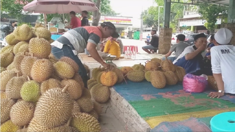 Penjual Durian di Alun-alun Pemalang Diserbu Pembeli Jelang Tahun Baru
