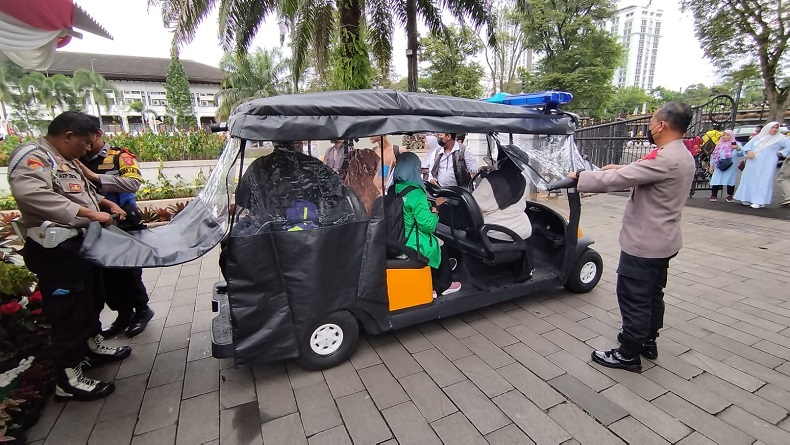 Libur Nataru, Gedung Sate Bandung Diserbu Wisatawan, Polisi Beri Layanan Ini