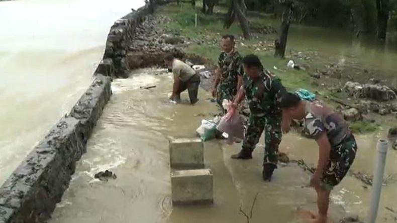title Banjir di Perumahan Marina Semarang, Karung Pasir Digunakan untuk Tanggul Darurat Banjir di Perumahan Marina Semarang, Karung Pasir Digunakan untuk Tanggul Darurat