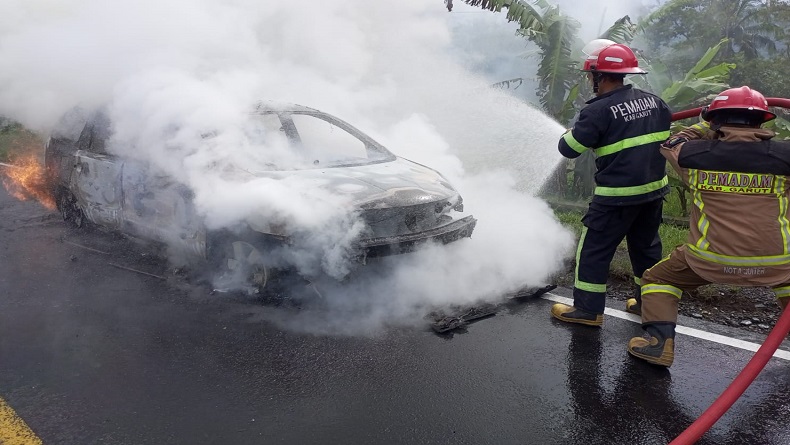 Sempat Tercium Bau Gosong, Nissan Livina Terbakar Hebat di Perbatasan Garut
