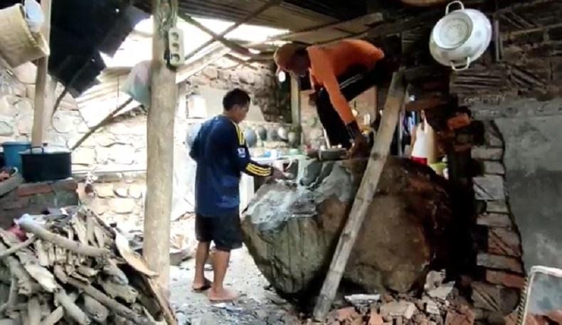title Batu Besar Longsor Timpa Rumah Warga di Kediri, Atap dan Dinding Jebol Batu Besar Longsor Timpa Rumah Warga di Kediri, Atap dan Dinding Jebol