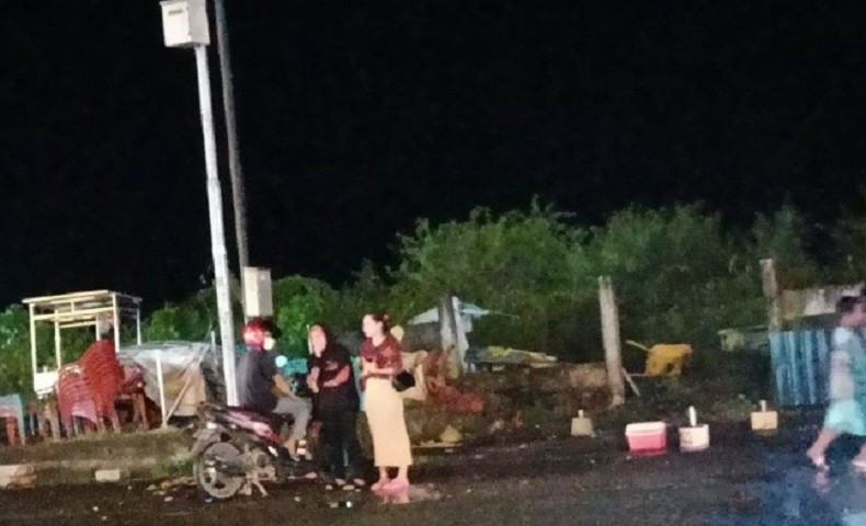 Mamuju Dilanda Angin Kencang, Puluhan Lapak di Pantai Manakarra Rusak