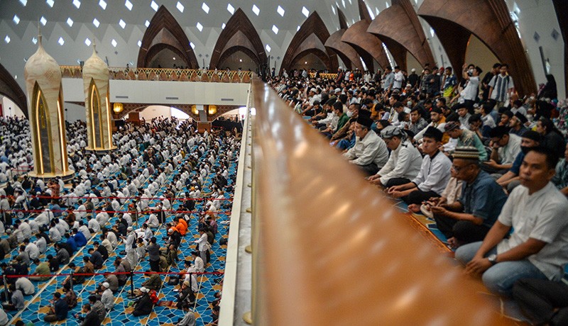 Salat Jumat Perdana di Masjid Al Jabbar - Bagian 2